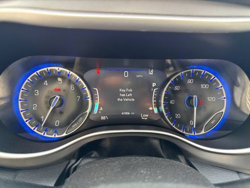 Used 2023 Chrysler Pacifica Touring-L FWD image 27