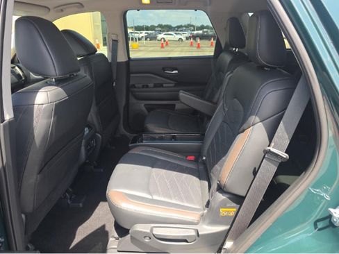 Used 2025 Nissan Pathfinder Platinum FWD image 9