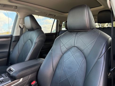 Used 2021 Toyota Highlander Platinum FWD image 10