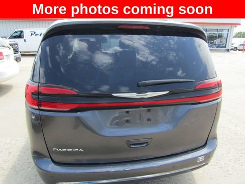 Used 2021 Chrysler Pacifica Touring-L FWD image 4