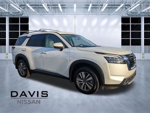 Used 2025 Nissan Pathfinder SL FWD image 1
