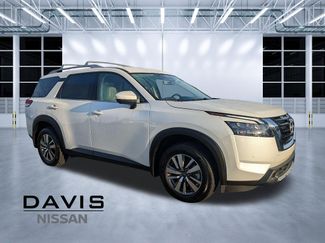 Used 2025 Nissan Pathfinder SL FWD video 1