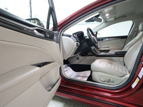 Used 2017 Ford Fusion SE w/ Fusion SE Technology Package image 9