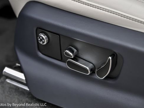 Used 2022 Bentley Bentayga image 34