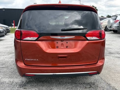 Used 2018 Chrysler Pacifica Touring-L FWD image 9