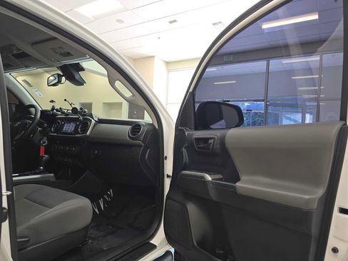 Used 2018 Toyota Tacoma SR5 AWD/4WD image 28