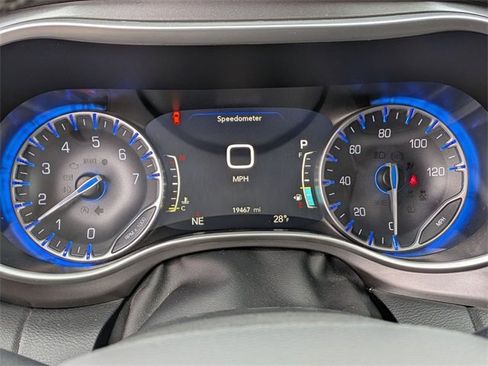 Certified 2024 Chrysler Pacifica Touring-L image 15