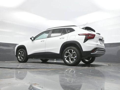 Used 2025 Chevrolet Trax LT FWD image 32