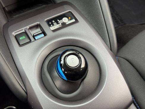 Used 2025 Nissan Leaf S image 25