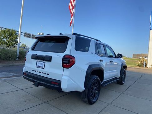Used 2025 Toyota 4Runner SR5 AWD/4WD image 11
