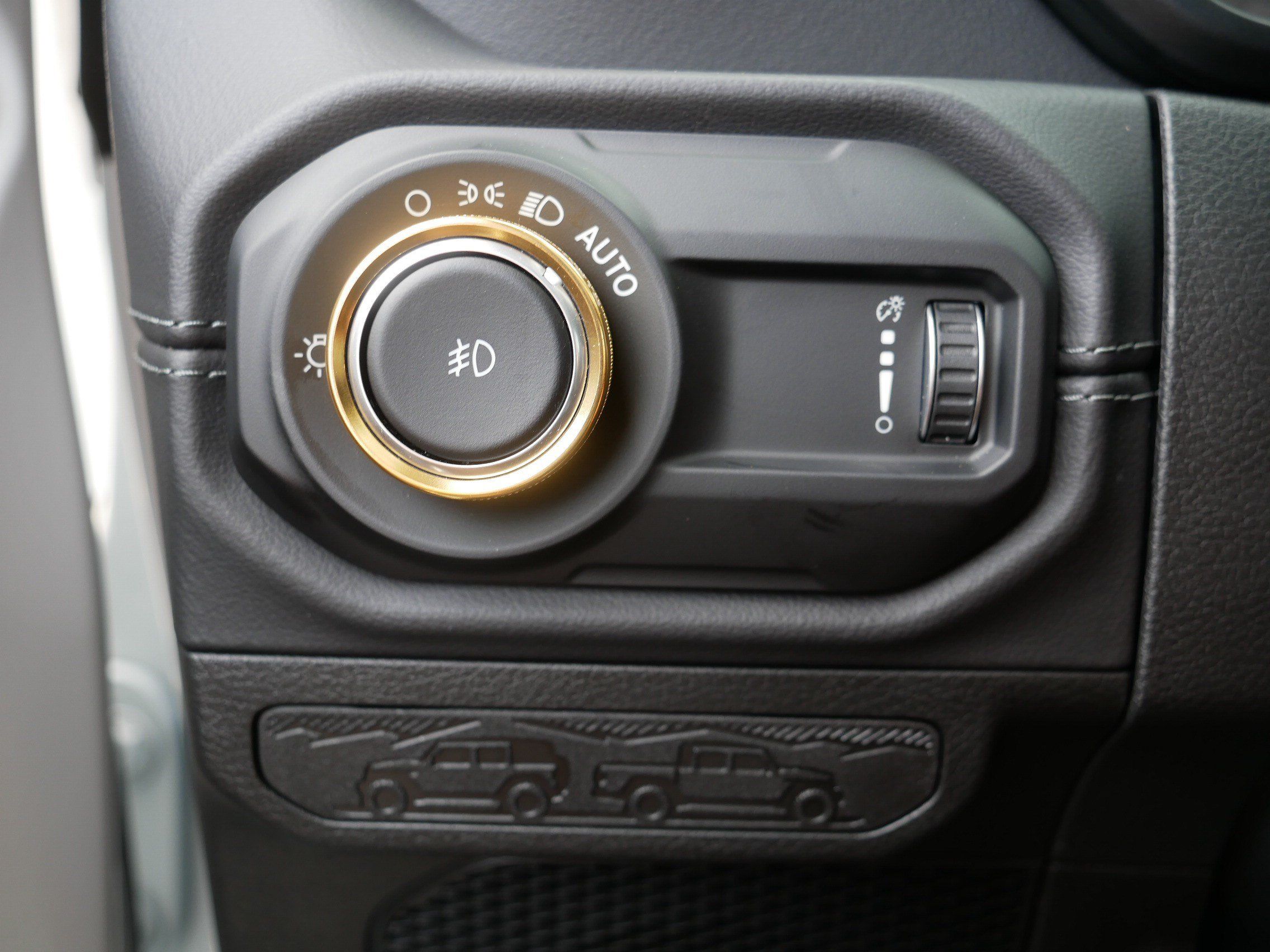 Used 2025 Jeep Wrangler Unlimited Sahara w/ Safety Group AWD/4WD image 26
