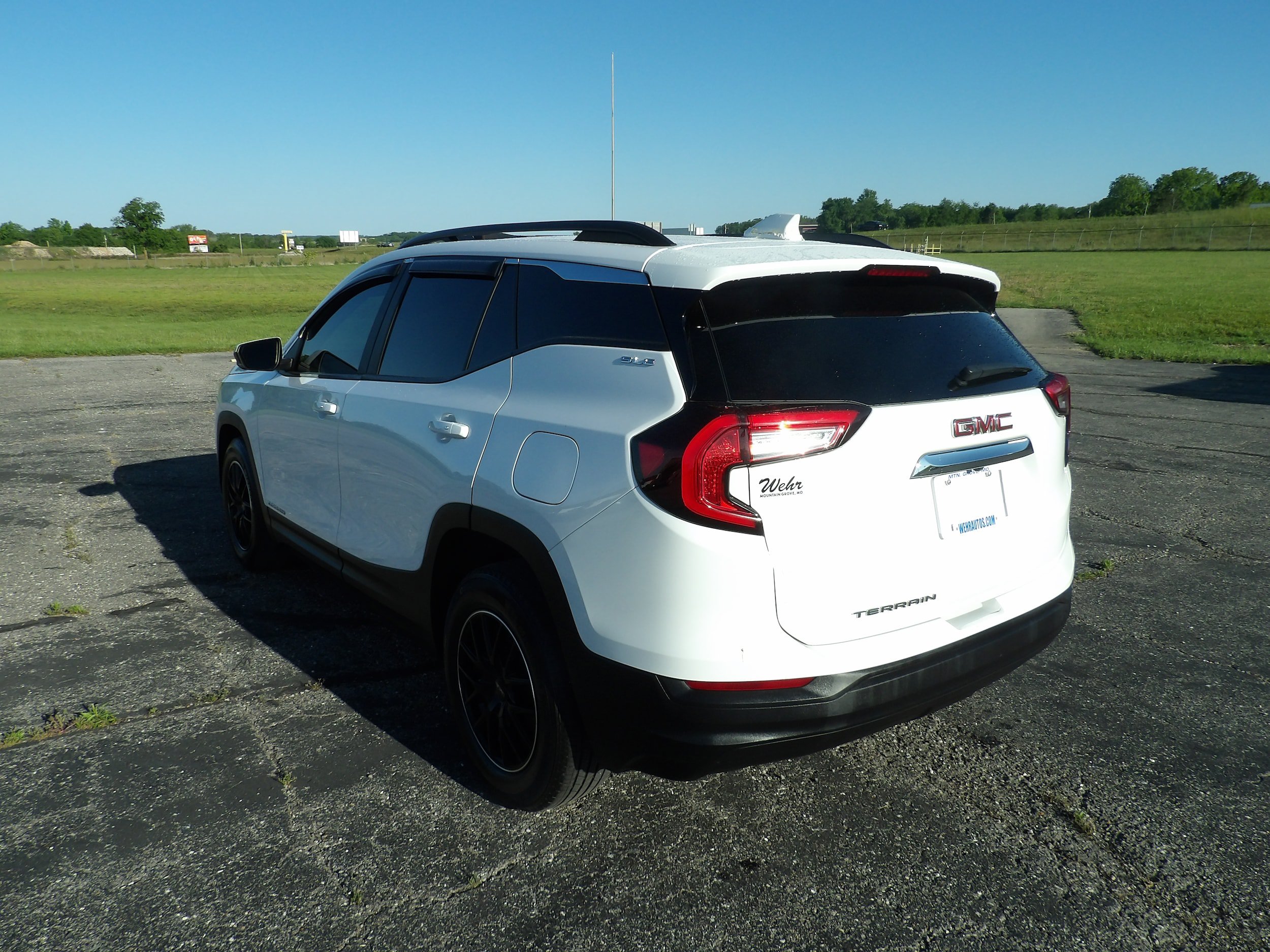 Used 2022 GMC Terrain SLE w/ Driver Convenience Package FWD image 8