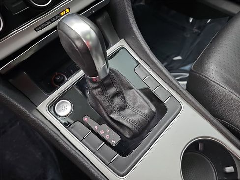 Used 2019 Volkswagen Passat 2.0T Wolfsburg w/ Wheels & Sunroof Package image 28