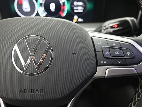 Certified 2025 Volkswagen Tiguan SE image 14