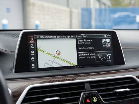 Used 2022 BMW 750i xDrive w/ Autobahn Package AWD/4WD image 40