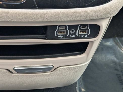 Used 2024 Chrysler Pacifica Select image 21