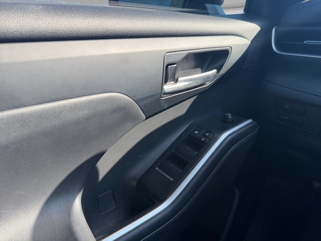 Used 2022 Toyota Highlander XSE FWD image 15