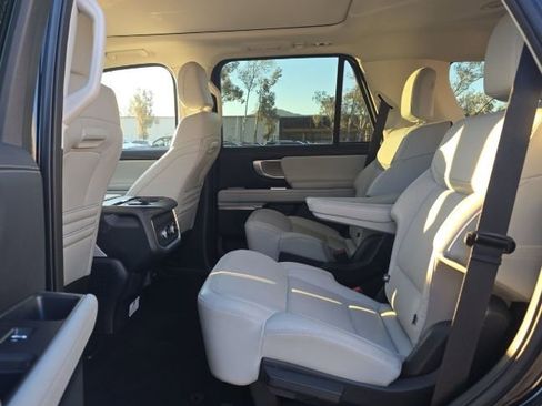 Used 2025 Ford Expedition Platinum image 4