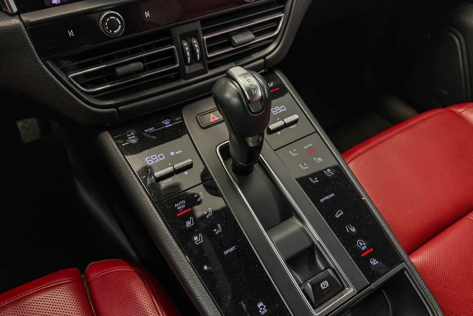 Certified 2024 Porsche Macan AWD/4WD image 23