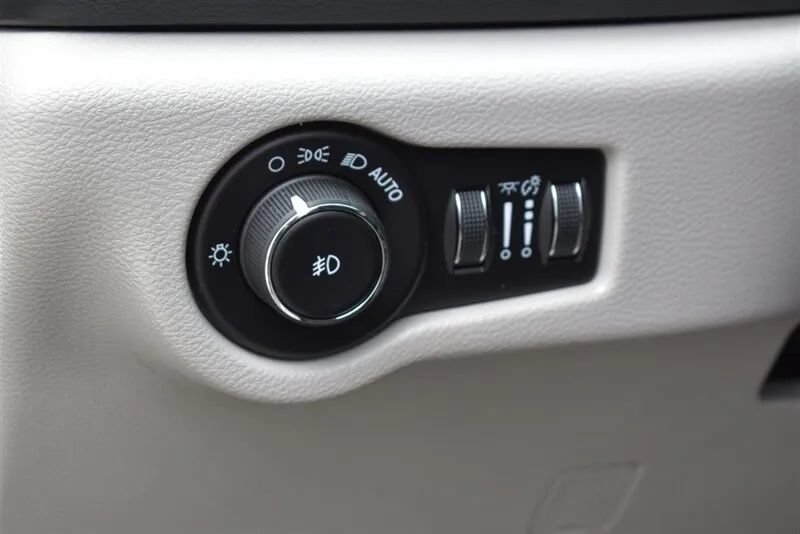 Used 2018 Chrysler Pacifica Touring-L FWD image 16