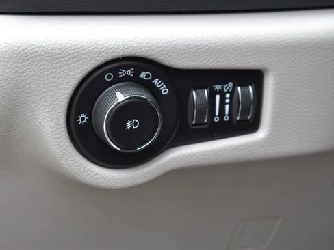 Used 2018 Chrysler Pacifica Touring-L FWD image 16