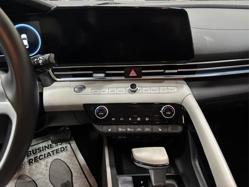 Used 2022 Hyundai Elantra Limited image 18