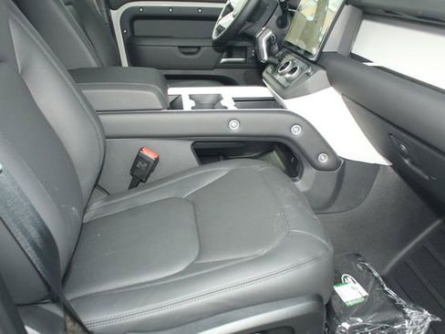 New 2026 Land Rover Defender 110 X-Dynamic SE image 3