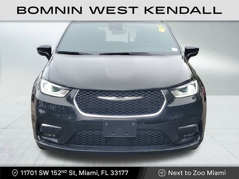 Used 2025 Chrysler Pacifica Select image 2