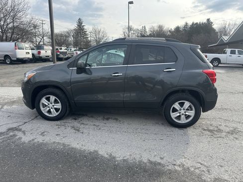 Used 2020 Chevrolet Trax LT w/ LT Convenience Package AWD/4WD image 2