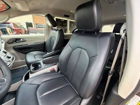 Used 2024 Chrysler Pacifica Touring-L FWD image 17