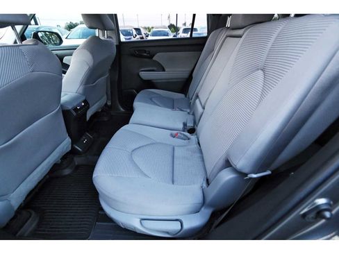 Used 2023 Toyota Highlander LE image 12