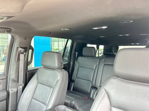 Used 2023 Chevrolet Suburban LT w/ Luxury Package RWD image 18