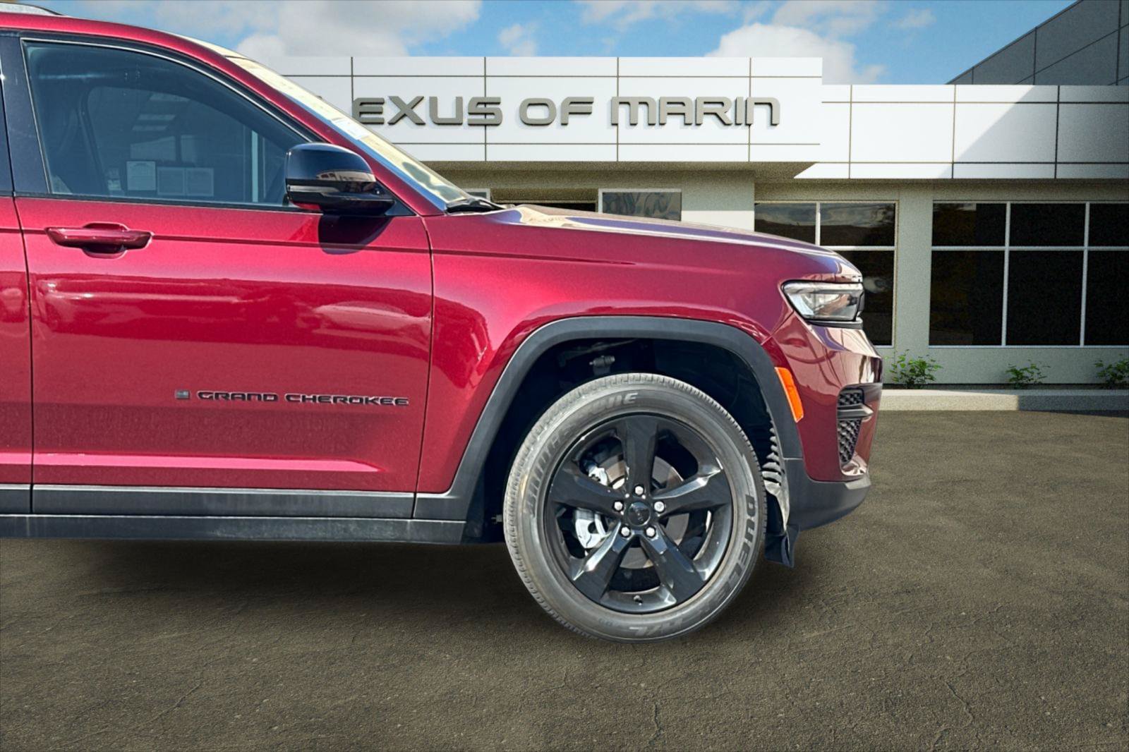 Used 2023 Jeep Grand Cherokee Altitude AWD/4WD image 34