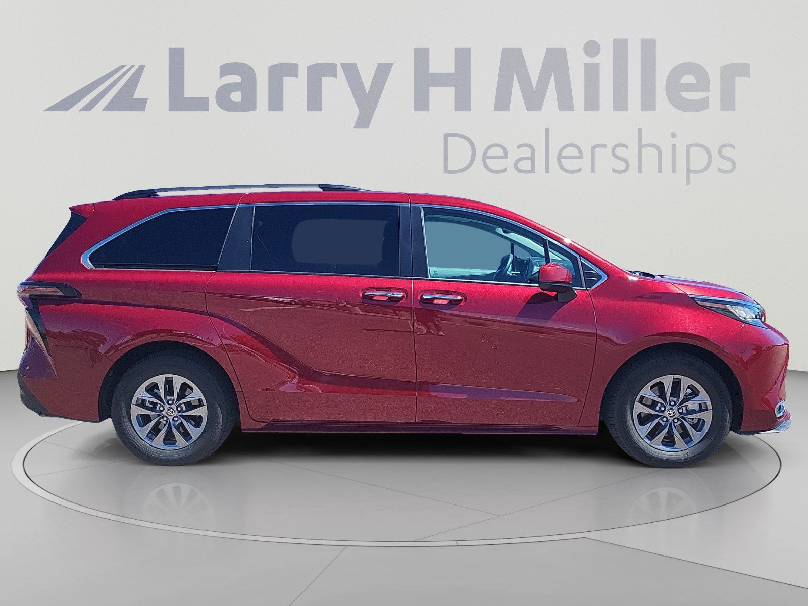 Certified 2023 Toyota Sienna XLE FWD image 6