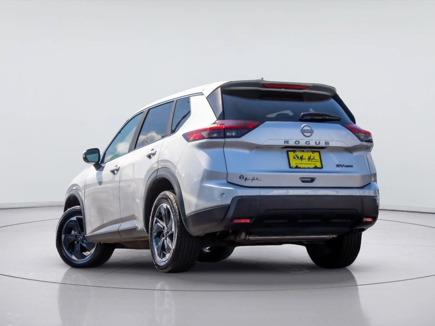 Used 2024 Nissan Rogue SV AWD/4WD image 3