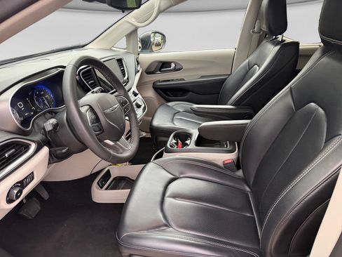 Used 2023 Chrysler Pacifica Touring-L FWD image 20
