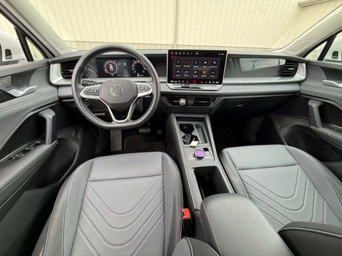 Certified 2025 Volkswagen Tiguan SE w/ Panoramic Sunroof Package image 10