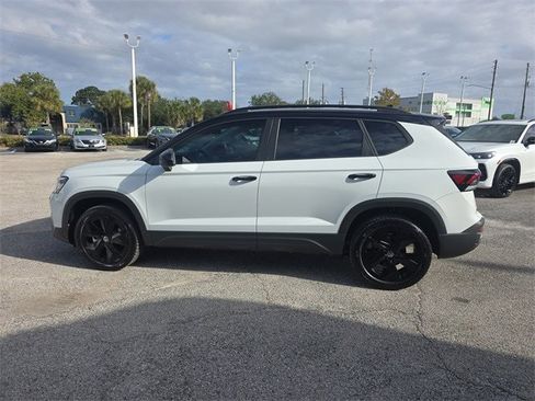 New 2026 Volkswagen Taos SE image 4