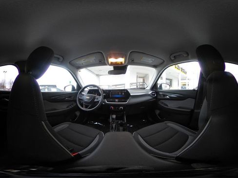 Used 2025 Chevrolet TrailBlazer LT w/ Driver Confidence Package image 38