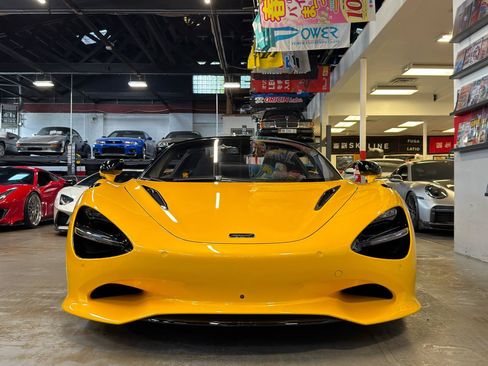 Used 2024 McLaren 750S Spider RWD image 2