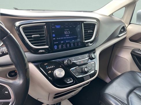 Used 2017 Chrysler Pacifica Touring-L FWD image 26