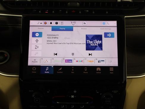 Used 2023 Jeep Grand Cherokee Limited image 32