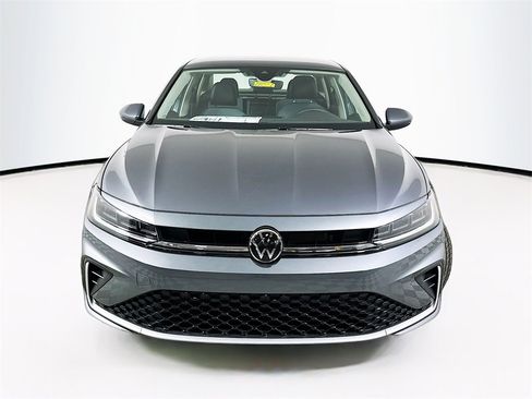 Used 2025 Volkswagen Jetta SE image 5