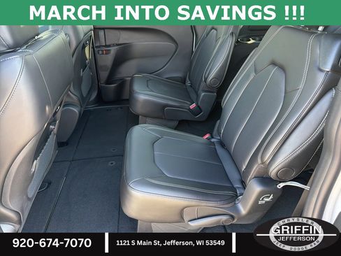 New 2026 Chrysler Pacifica Select image 18
