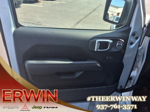 Used 2023 Jeep Wrangler Unlimited Sahara image 15