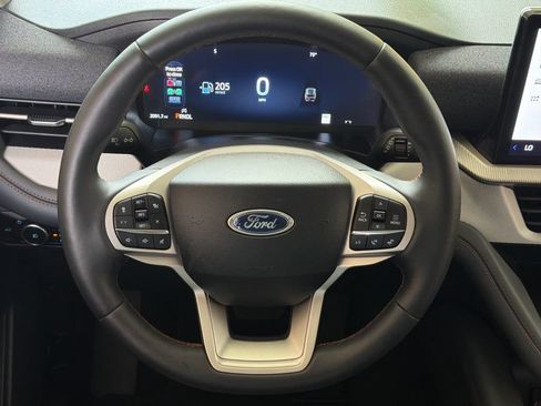 Used 2026 Ford Explorer Active w/ Active Comfort Package RWD image 4