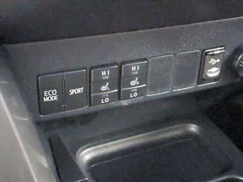 Used 2017 Toyota RAV4 SE image 17