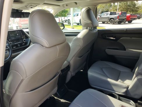Used 2021 Toyota Highlander XLE image 13