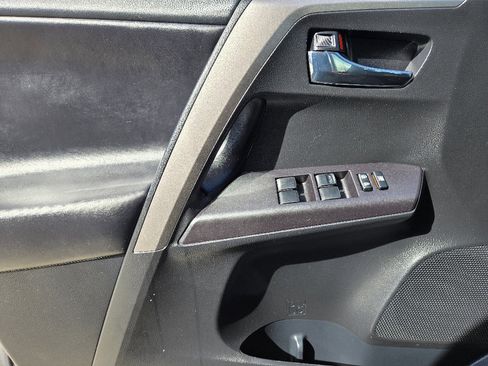 Used 2018 Toyota RAV4 XLE image 25