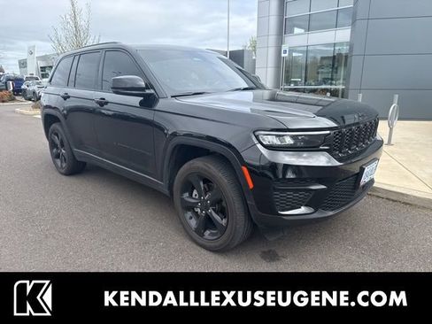 Used 2025 Jeep Grand Cherokee Altitude image 1